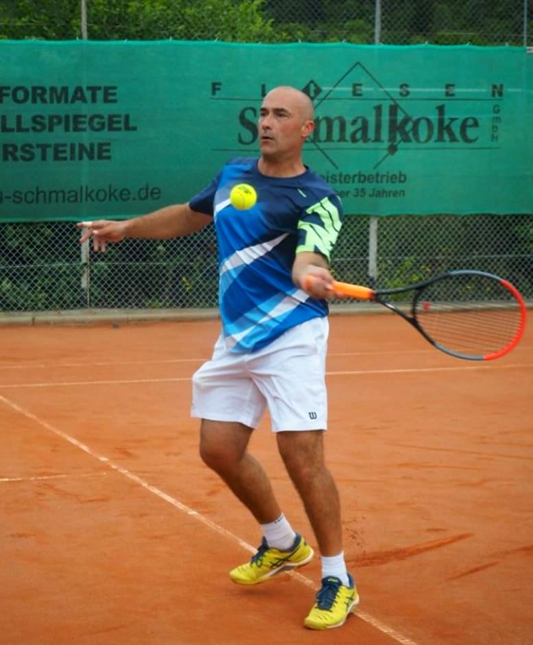 Tennistrainer Luka Culic auf dem Tennisplatz des TV Kleeblatt im TuS Mayen